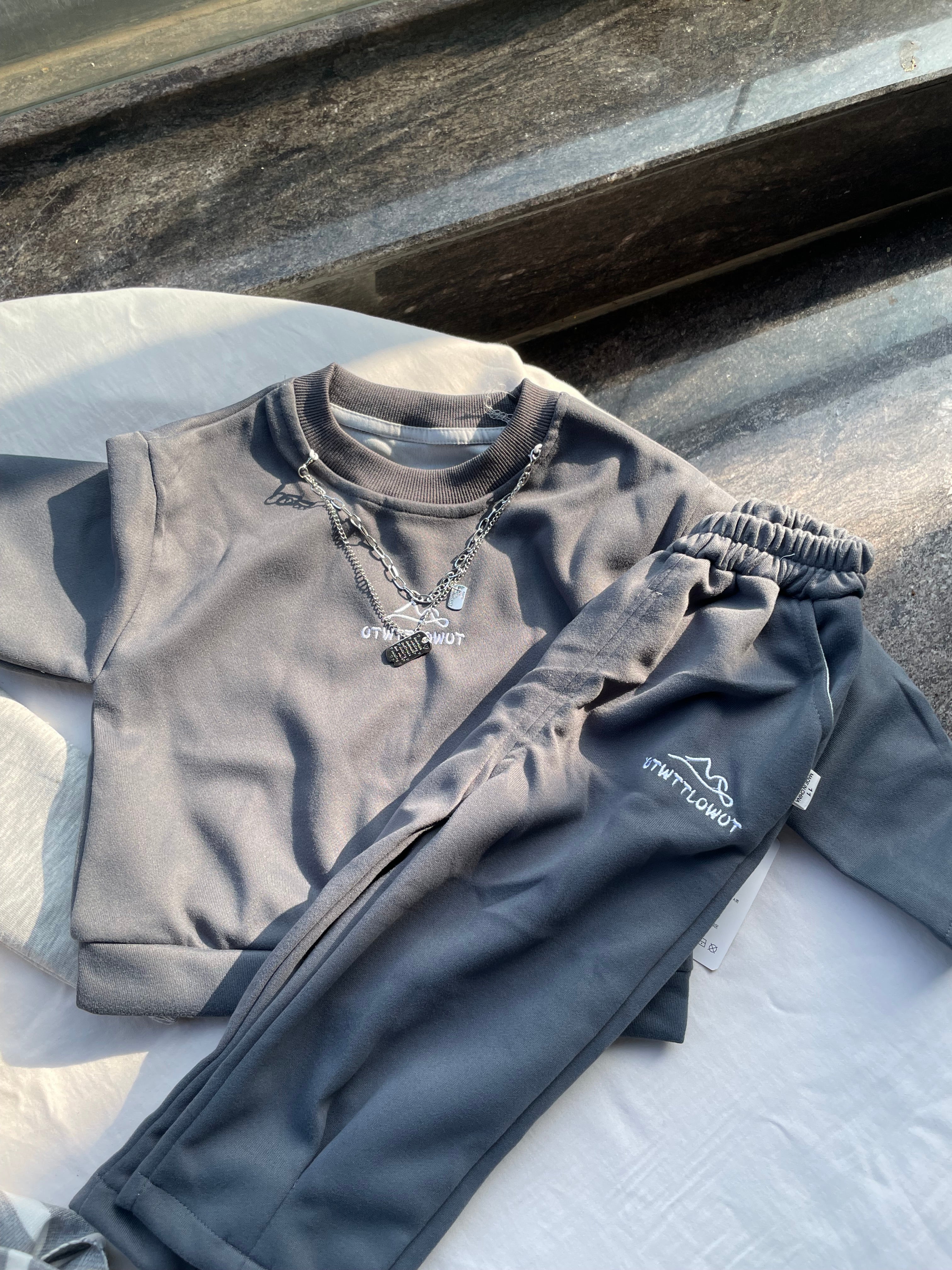 Dark grey track set with chain